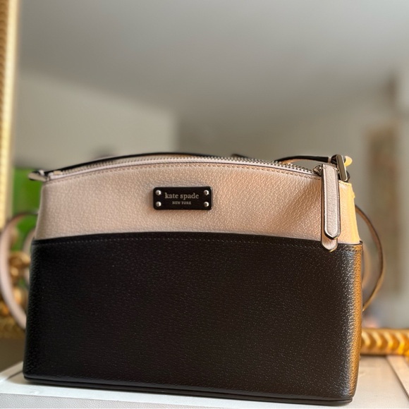 Kate Spade Jeanne Crossbody | Warm Vellum/Black | Structured Leather | LIKE NEW - Picture 3 of 13